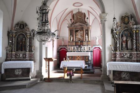 Osrednji oltar je posvečen sv. Juriju, stranska pa sta Mariji ter  sv. Fabijanu in sv. Boštjanu